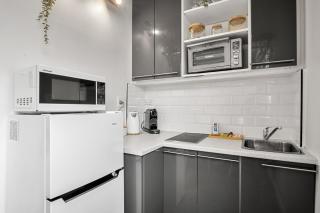 Charming 1-Bed with Fireplace by the Beach - 7