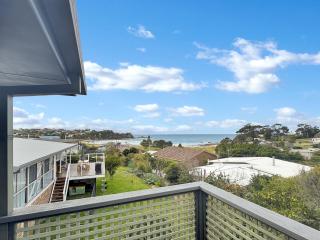 2-Bed Beach Haven with Garden & Alfresco Dining - 0