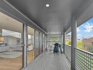 2-Bed Beach Haven with Garden & Alfresco Dining - 8