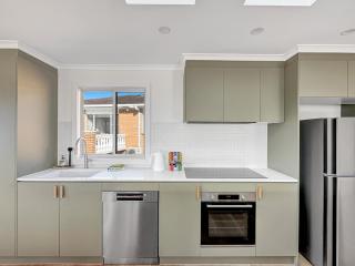 2-Bed Beach Haven with Garden & Alfresco Dining - 1