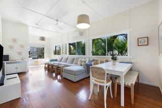 2-Bed Beach House in Burleigh Heads Amidst Nature - 1