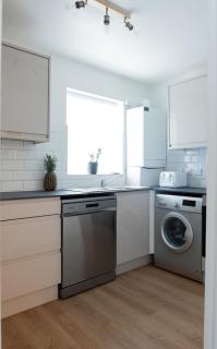 Newly refurbished, sleeps 5 near the River with Parking - 4