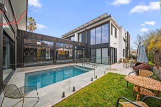 Luxurious 2-Bed Pool, Lift, Alfresco Dining - 9