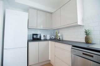 Newly refurbished, sleeps 5 near the River with Parking - 5