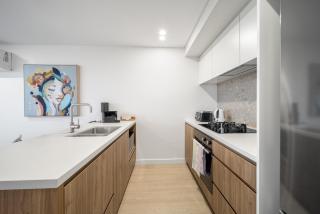 Sleek Inner-City 2-Bed with Swimming Pool & BBQ - 7