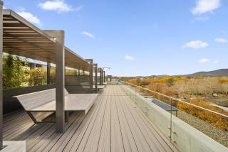 Sleek Inner-City 2-Bed with Swimming Pool & BBQ - 6