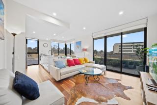 Inner-City 2-Bed with Large Balcony, Garden & Gym - Campbell - 9