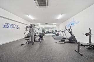 Inner-City 2-Bed with Large Balcony, Garden & Gym - Campbell - 5