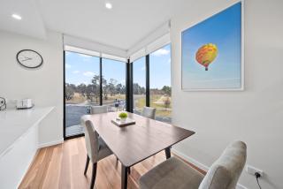 Inner-City 2-Bed with Large Balcony, Garden & Gym - Campbell - 3