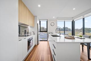 Inner-City 2-Bed with Large Balcony, Garden & Gym - Campbell - 2