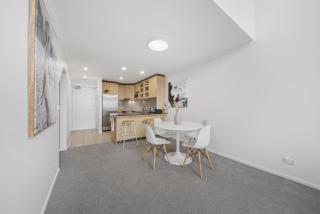 Loft-Style CBD 1-Bed with Rooftop Terrace & BBQ - 2