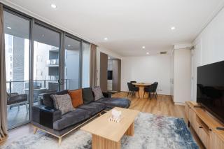 Modern 1-Bed Unit with Pool Views and Balcony - Canberra - 4