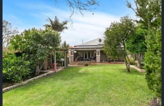Incredible 3-Bed Renovated Home with Huge Garden - 5