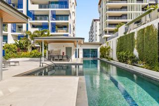 Waterfront 2-Bed Oasis - Pool Steam Jacuzzi Gym - 8