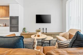 Waterfront 2-Bed Oasis - Pool Steam Jacuzzi Gym - 4