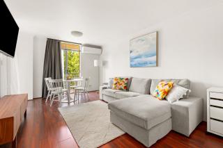 Green Views & Great Location Inner-City 1-Bed - 9