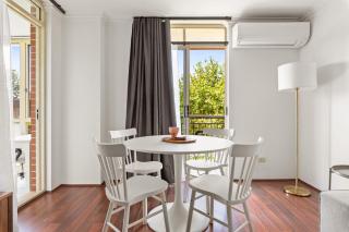 Green Views & Great Location Inner-City 1-Bed - 8