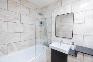 Newly refurbished, sleeps 5 near the River with Parking - 6