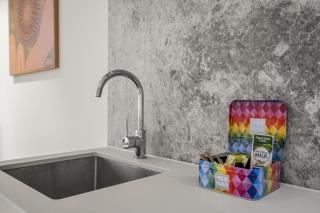 Chic 1-Bed South Melbourne Unit with Pool & Gym - 4