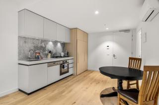 Chic 1-Bed South Melbourne Unit with Pool & Gym - 3