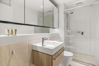 Chic 1-Bed South Melbourne Unit with Pool & Gym - 2