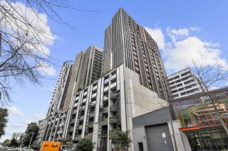 Chic 1-Bed South Melbourne Unit with Pool & Gym - 1