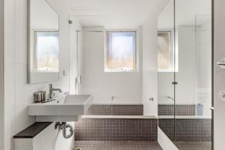 2-Bed Harbourside Home with Views in Fab Location - Sydney - 1