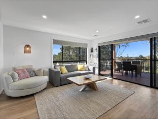 Chic 4-Bed with 3 Living Areas & Alfresco Dining - 4