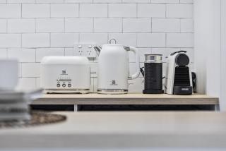 Studio3 Chic Bondi Abode with Pool & AC - 6