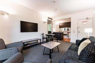 Chic 1-Bed in East Melbourne with Gym & Pool - 3