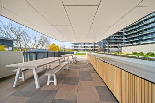 2-Bed Haven: Impeccable Interiors & Chic Amenities - 6