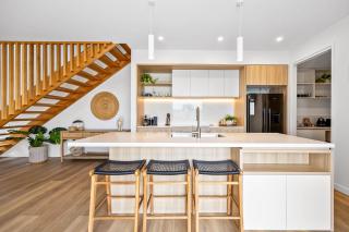 Bokarina 3-Bed Stunning Home, Steps from Beach - 9