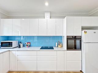 4-Bed Beach House with Garden & Alfresco Dining - 1