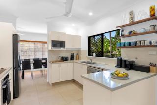 3-Bed Family Home with Pool & BBQ by the Beach - 8