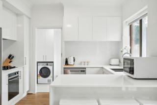 Coastal Luxury 3-Bed Townhouse 150m from Beach - 7