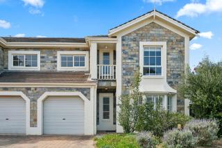 Coastal Luxury 3-Bed Townhouse 150m from Beach - 6