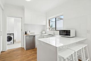 Coastal Luxury 3-Bed Townhouse 150m from Beach - 1