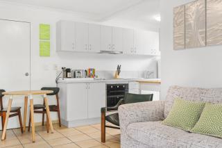 Spacious 1-Bed Unit with Outdoor Patio Dining - 3