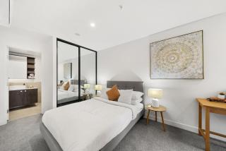 Phillip 2-Bed: Chic Interiors Amazing Amenities - 3