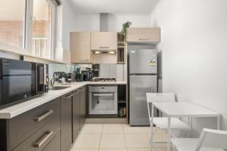 Sleek Richmond 1-Bed Close to Everything - 7