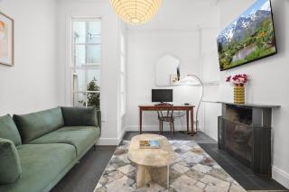 Charming 2-Bed Home with Outdoor Space in Cremorne - 8