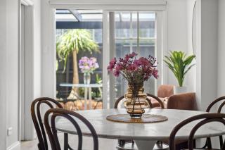 Charming 2-Bed Home with Outdoor Space in Cremorne - 4