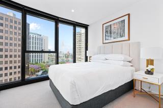 CBD High-Rise 1-Bed with Pool, Gym & View - 9