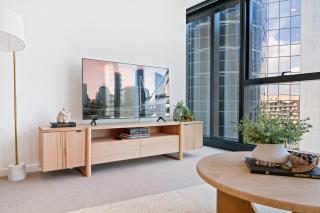 CBD High-Rise 1-Bed with Pool, Gym & View - 6