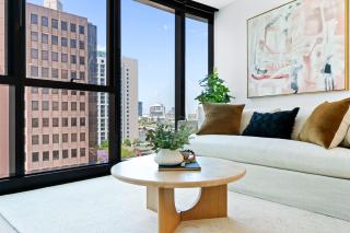 CBD High-Rise 1-Bed with Pool, Gym & View - 5