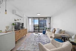 Elegant 2-Bed with Pool Alfresco Dining & Balcony - 4