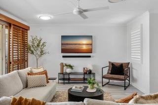 3-Bed Haven with Balcony and BBQ, 5-Min to Beach - 7