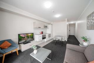 Lakeside 1-Bed with AC, Parking & Balcony - 5