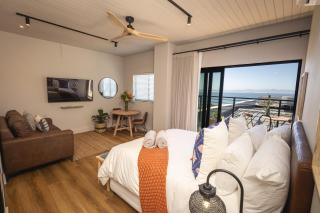 Oceanfront Studios - Hermanus Waterfront Apartments - 9