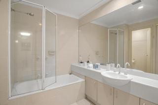 Central 2-Bed Pad with Tennis Court, Pool & Gym - 2